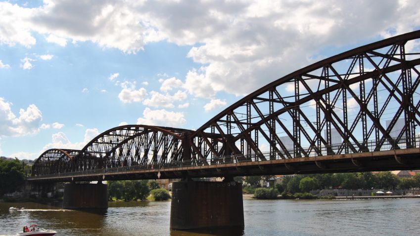 Železniční most pod Vyšehradem nelze opravit, tvrdí další studie