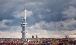 Žižkovský televizní vysílač patří k symbolům Prahy, přesto stále budí vášnivé diskuze