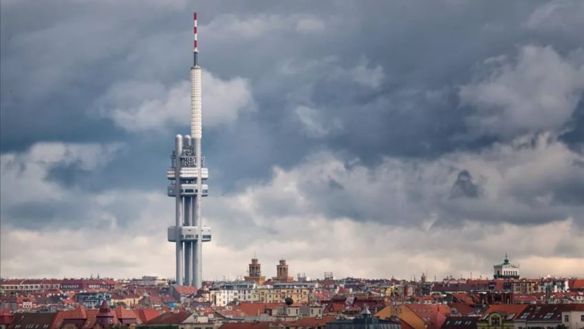 Žižkovský televizní vysílač patří k symbolům Prahy, přesto stále budí vášnivé diskuze