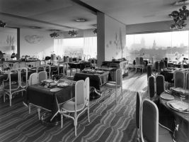 Historická fotografie restaurace Zlatá Praha spolu s venkovní terasou se nachází v devátém patře hotelu InterContinental Praha